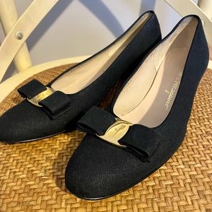 Vintage Salvatore Ferragamo Classic Vara Bow Black Gold Size 8 A Narrow VGC!